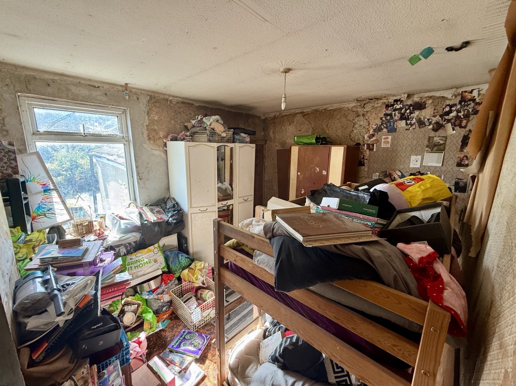 Lot: 169 - MID-TERRACE HOUSE FOR REFURBISHMENT - Bedroom two